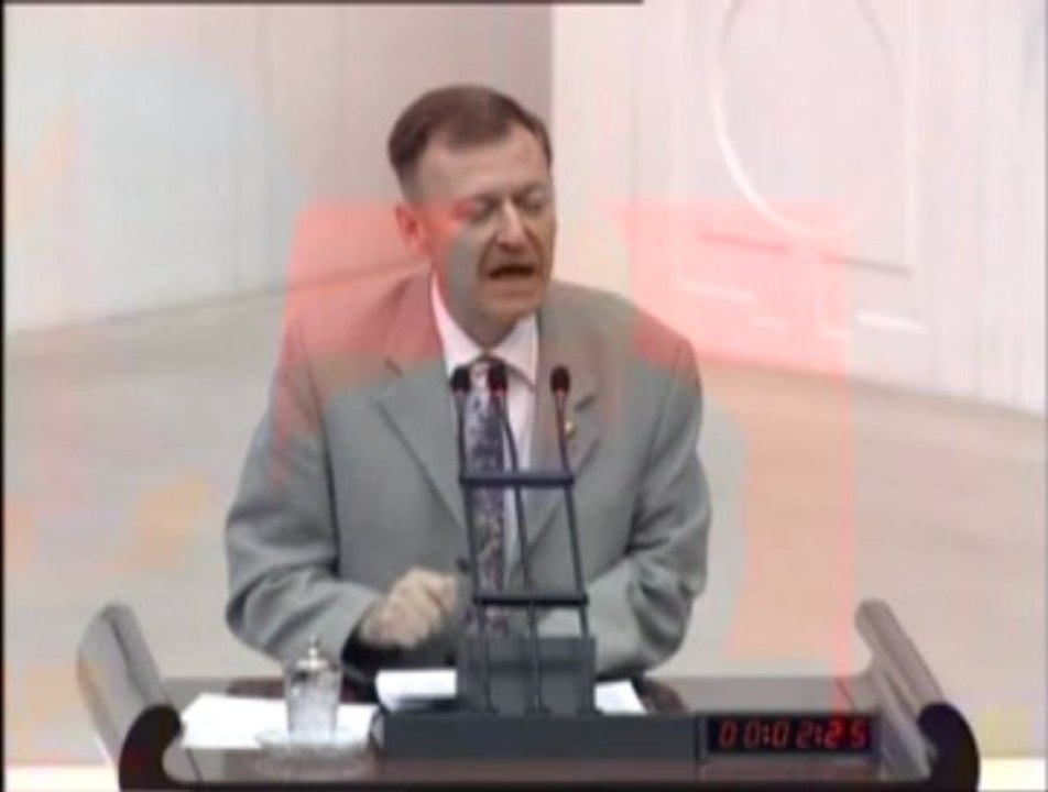 Atıcı:Elinde palayla gençleri doğramaya kalkan insanların arkasını,  güvenlik güçleri sıvazladı