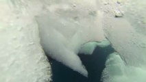 Vue sous-marine de la glace en Arctique © France Télévisions