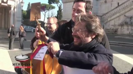 "No al cemento elettorale di Alemanno" il pd romano in protesta sotto il campidoglio