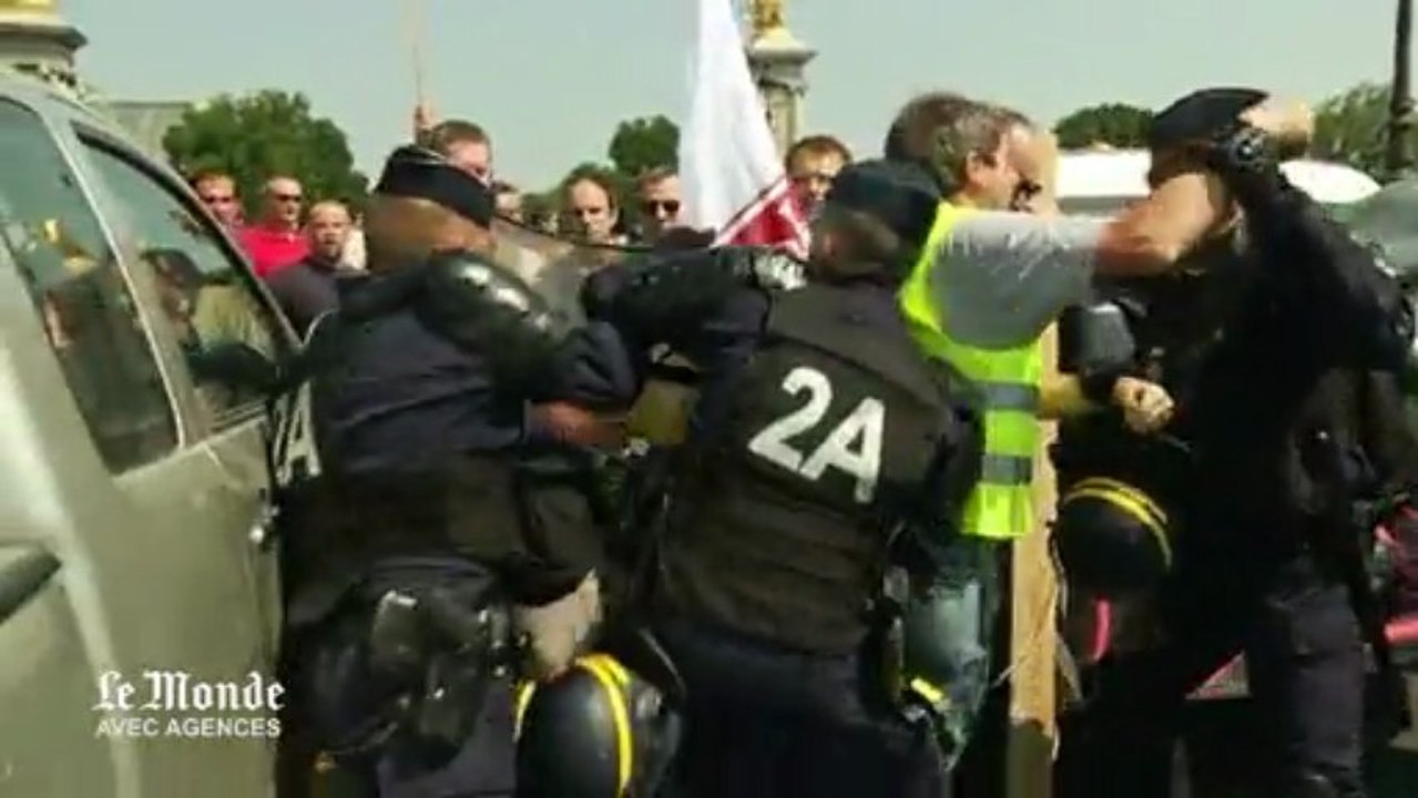Des céréaliers bloquent le pont Alexandre-III à Paris