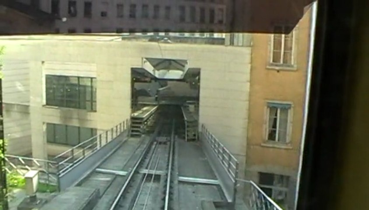 Funiculaire de Saint Just : Départ de la station Vieux Lyon