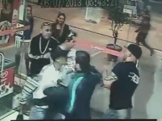 Choc : Maiquel Falcao, un ancien combattant MMA se fait lyncher !