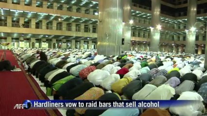 Indonesians begin Ramadan, hardliners target 'sinful' bars