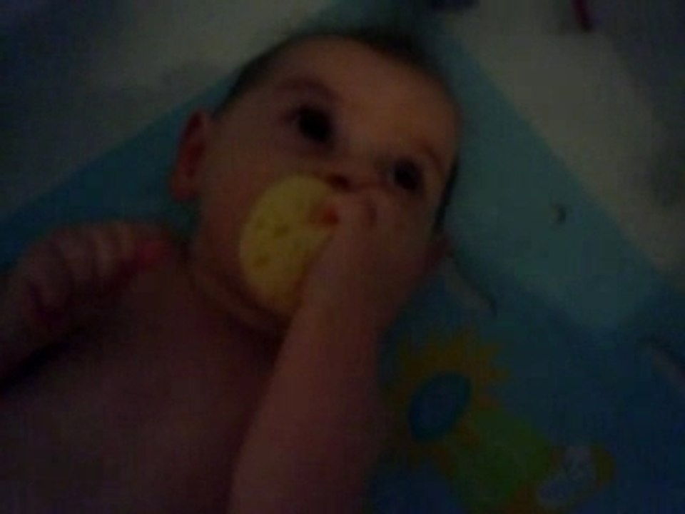 nina dans le bain