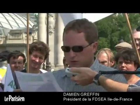 Paris : des agriculteurs mécontents bloquent le Pont Alexandre III