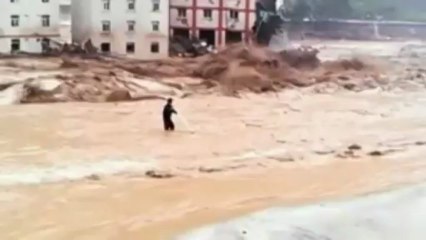 Chine : un homme brave les flots d'une rivière en crue pour sauver sa vie
