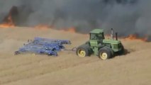 Un agriculteur essai d’éteindre un incendie et de sauver son champ.