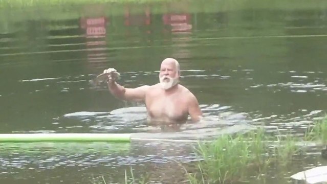 Pêcher un poisson avec les mains comme un boss