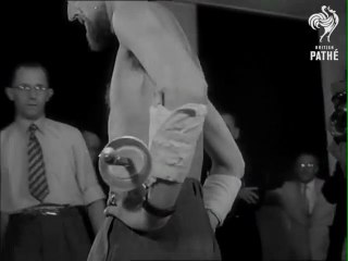 Un homme s'enfonce une épée dans le ventre!