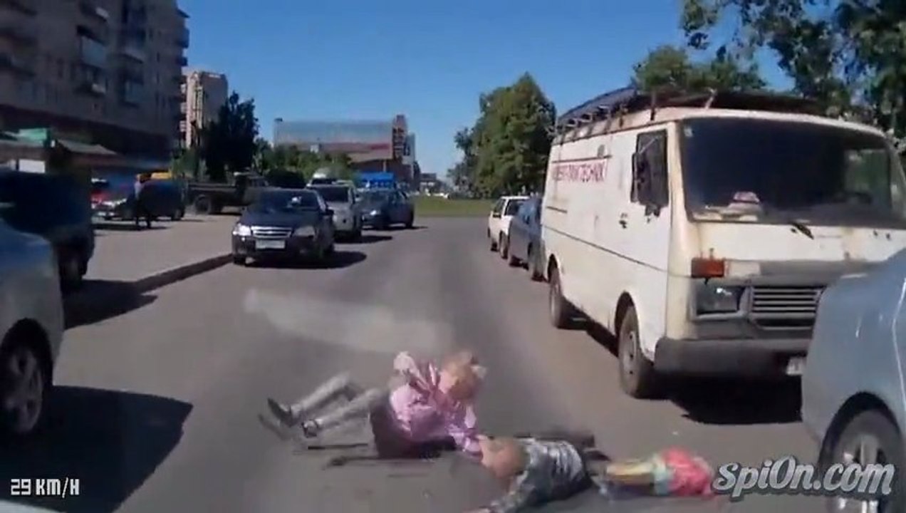 2 enfants écrasés par une voiture en russie.