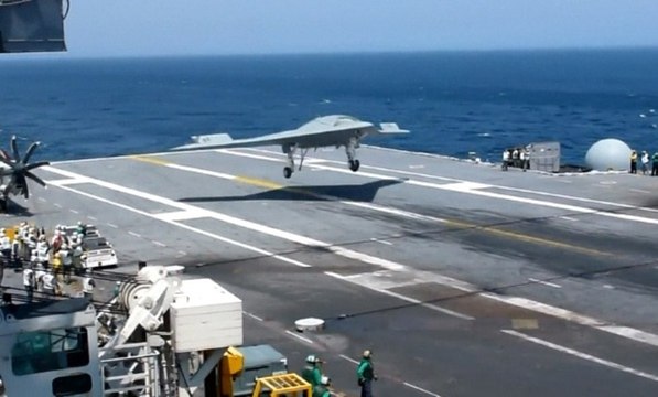 Un drone se pose pour la première fois sur un porte-avions