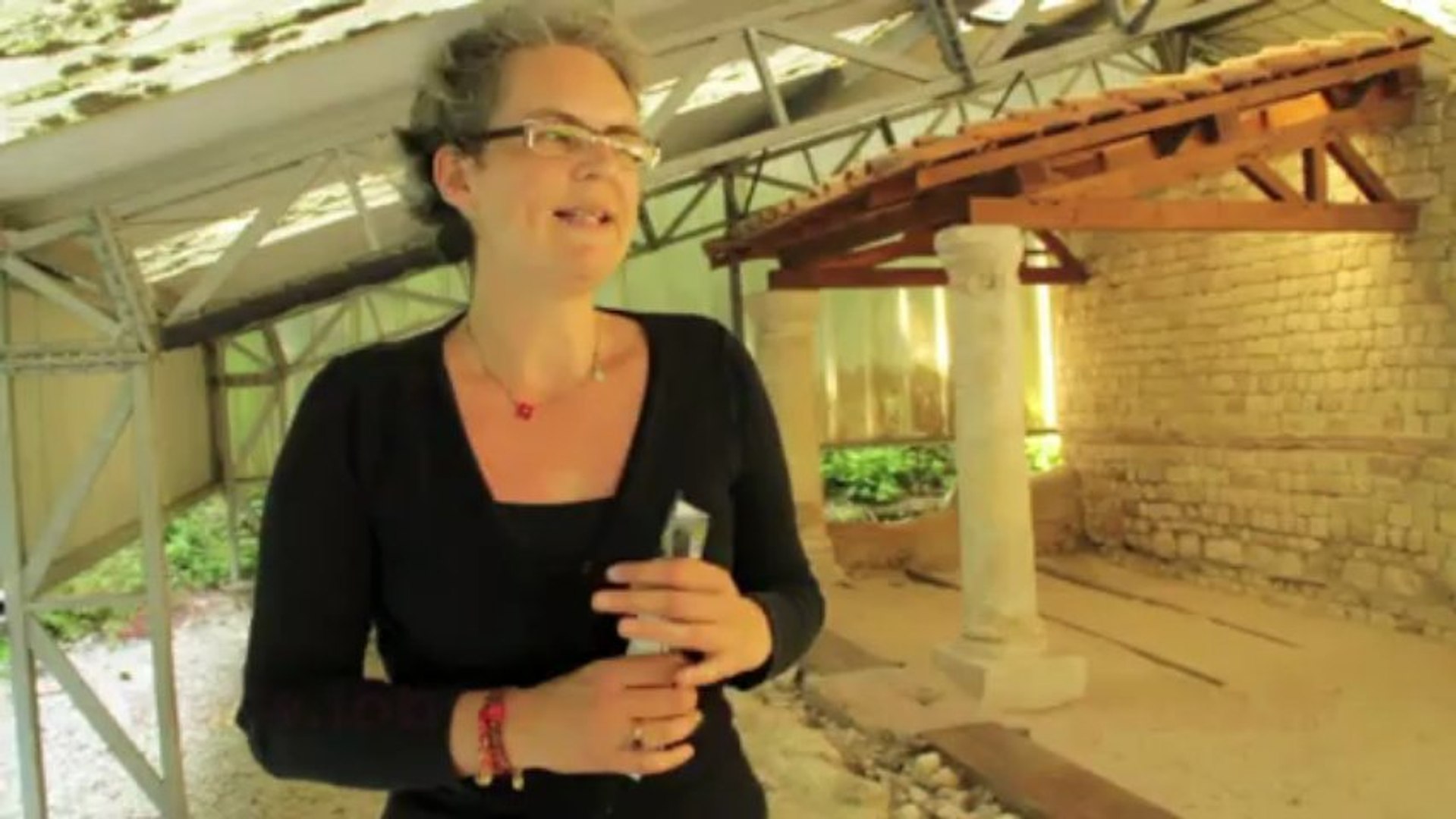 Laurence raconte l'histoire du sanctuaire du site archéologique Nemetacum à  Arras - Vidéo Dailymotion