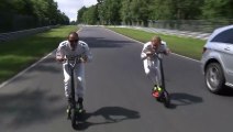 Nico Rosberg et Lewis Hamilton font une course de trottinettes sur le Nürburgring