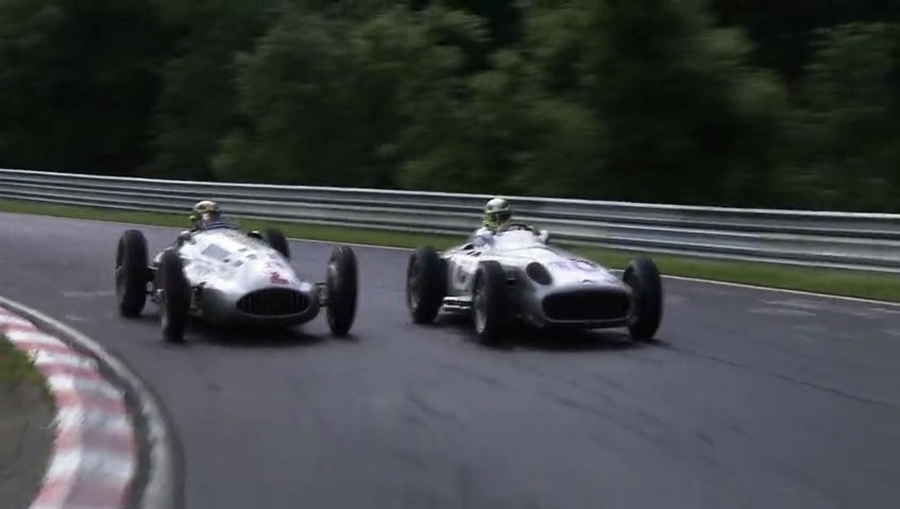 Nico Rosberg et Lewis Hamilton pilotent les "Silver Arrows" sur le Nürburgring - 2013