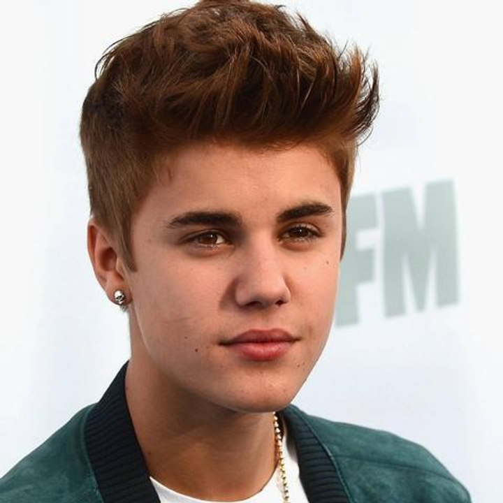 Justin Bieber Çişini Çöp Kovasına Yaptı