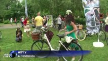 Roumanie: promotion du vélo en jupe et talons hauts