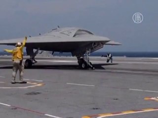 Беспилотник X-47B впервые посадили на авианосец