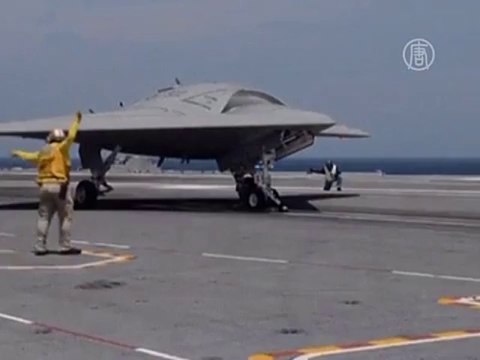 Беспилотник X-47B впервые посадили на авианосец