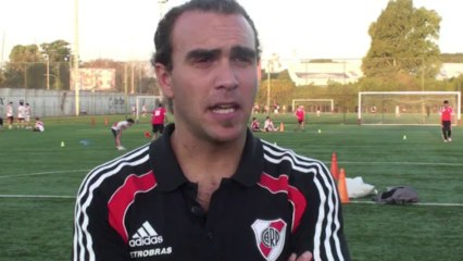 Una universidad bajo las gradas