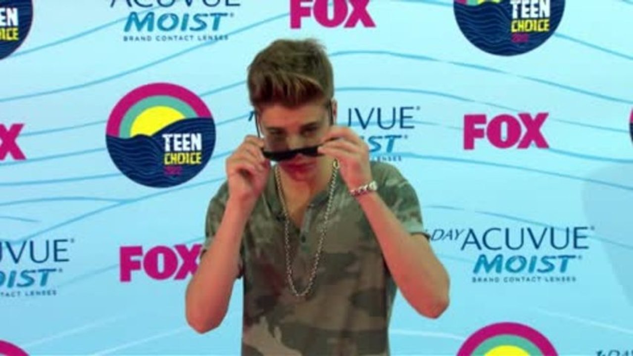 Justin Bieber pinkelt in Eimer