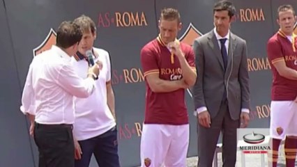 L’AS Roma presenta le maglie 2013/2014. Procazione di Totti: per me è l’ultima