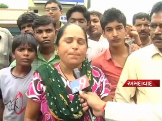 Video herunterladen: Tv9 Gujarat - Ahmedabad, Truck rammed into Scooter, engineer student died