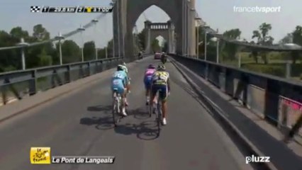 La Manif pour tous déploie un drapeau sur le trajet du Tour de France