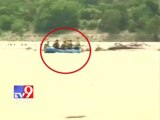 Tv9 Gujarat - Haridwar Man Stranded in Ganga