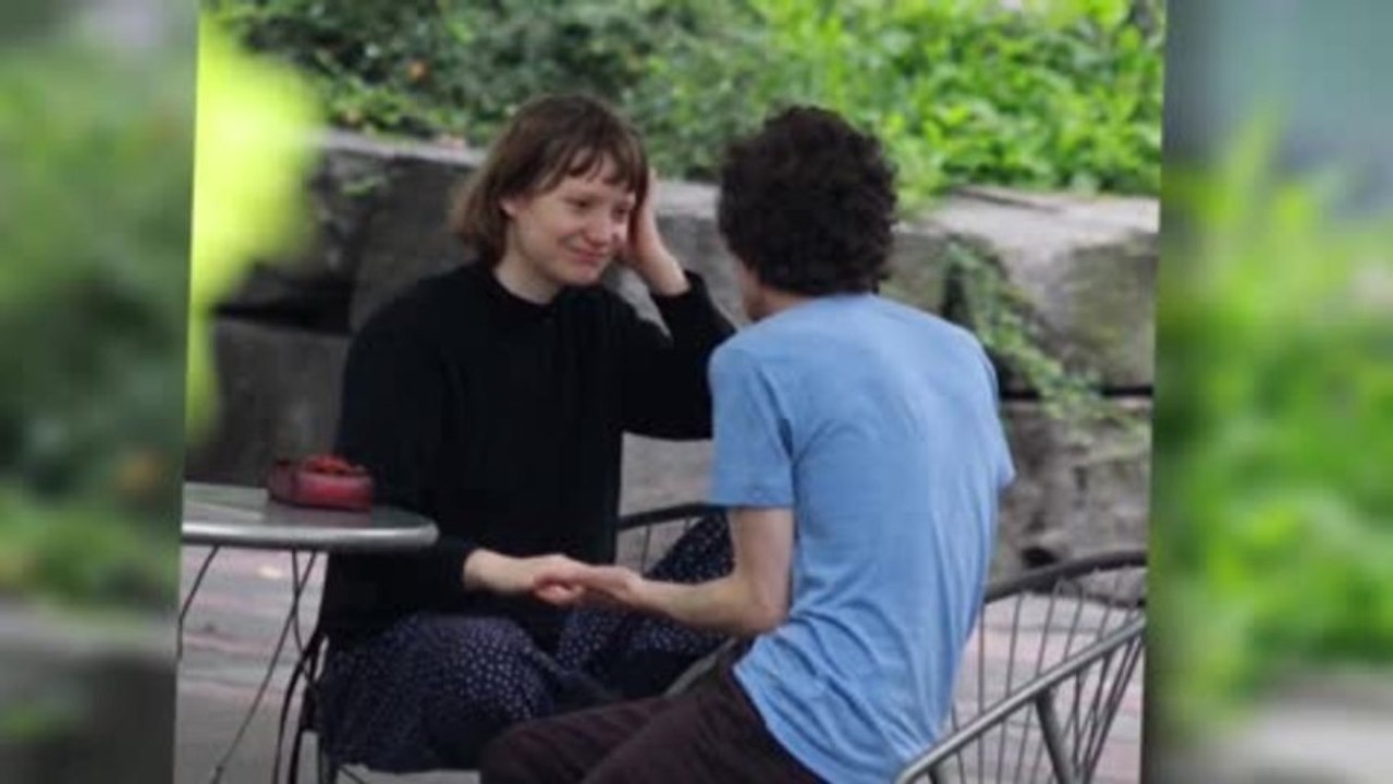 Jesse Eisenberg et Mia Wasikowska s'embrassent à Toronto