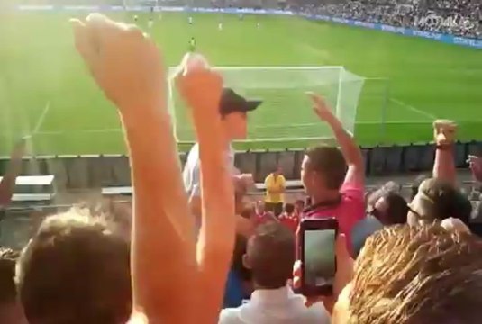 МОТИКА: Дете ги води навивачите на ПСВ Ајндховен