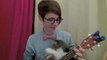 Un bébé chat veut jouer du ukulélé... Trop mignon!