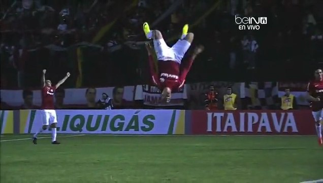 Maurides, le joueur brésilien se blesse en célébrant son premier but au football