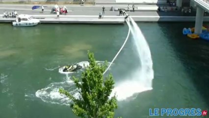Lyon : démonstration de flyboard à la Confluence