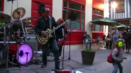 Concert dédié à Peupeu , Les Rollin' Wankers aux contres terrasses.