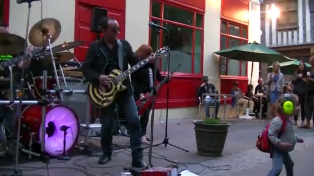 Concert dédié à Peupeu , Les Rollin' Wankers aux contres terrasses.