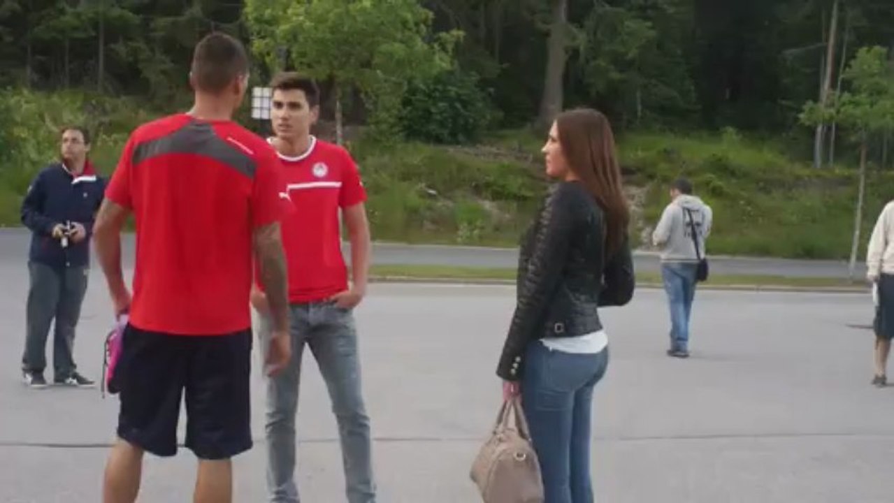 Δύο ομογενείς από το Μόναχο συνομιλούν με τον Χοσέ Χολέμπας μετά το τέλος της προπόνησης