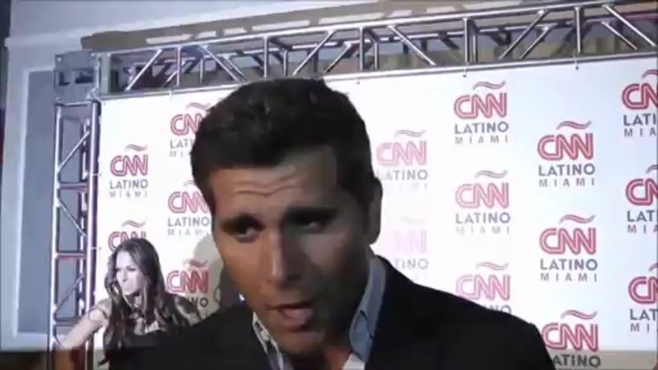 Christian Meier envía saludos a sus fans de todo el mundo.