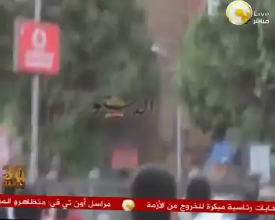 فيديو لمؤيدى الرئيس يطلقون الرصاص الحى على المتظاهرين بمنطقة بين السرايات