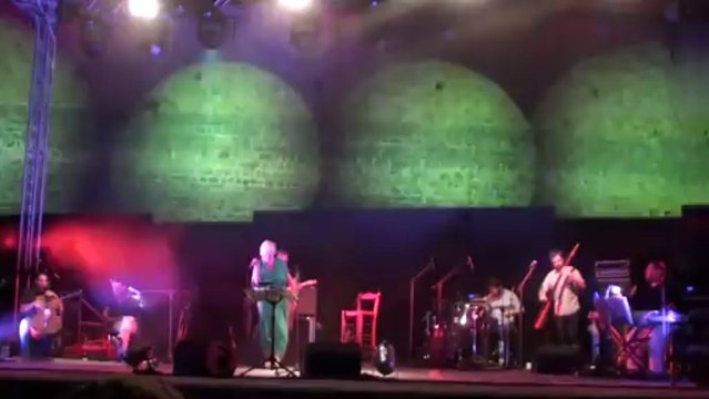 Νατάσσα Μποφίλιου - Σαν τον καραγκιόζη & παρουσίαση μουσικών (10 Ιουλίου 2013, Ρόδος, Θέατρο Μεσαιωνικής Τάφρου)