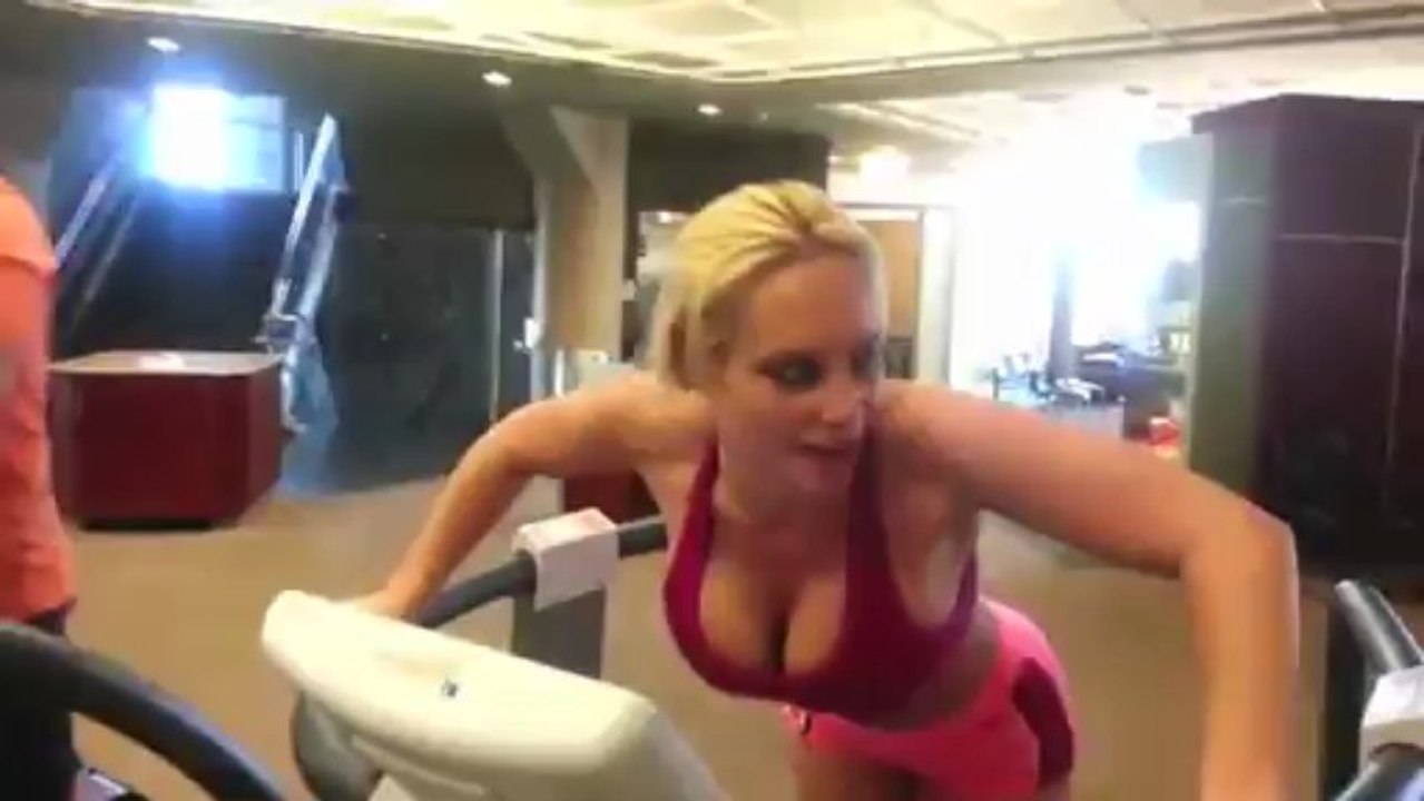 Coco teste une nouvelle machine de Fitness !
