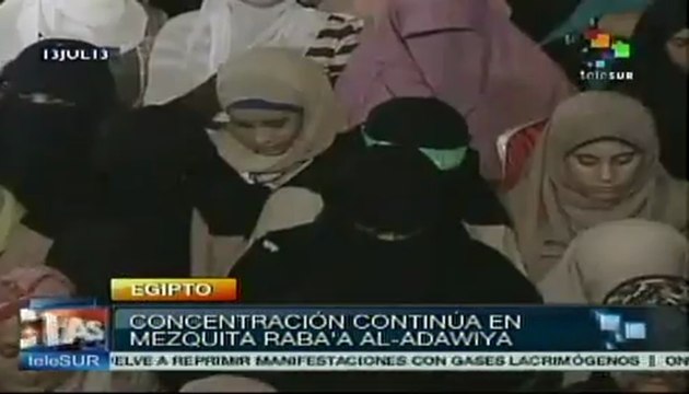 Miles de egipcios oran por la vuelta al poder de Mohamed Mursi