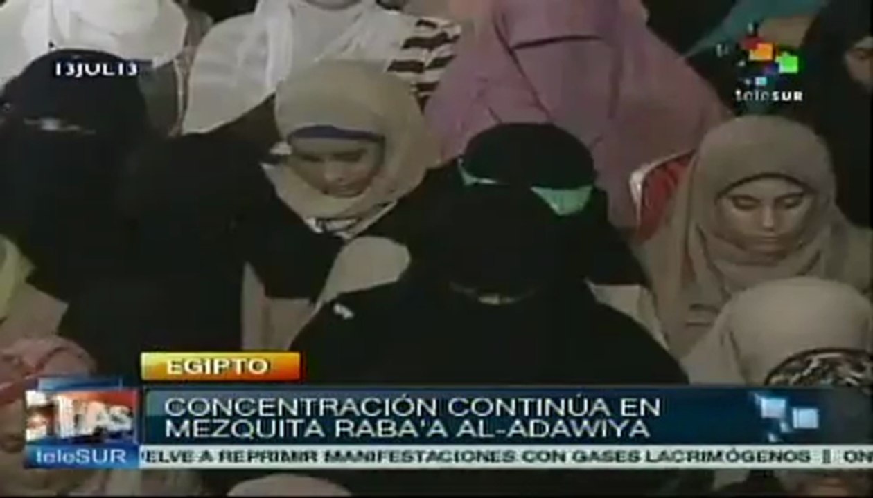 Miles de egipcios oran por la vuelta al poder de Mohamed Mursi