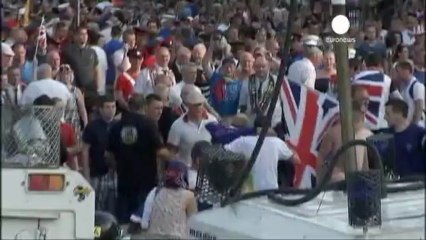 Irlande du Nord : la parade orangiste dégénère à Belfast