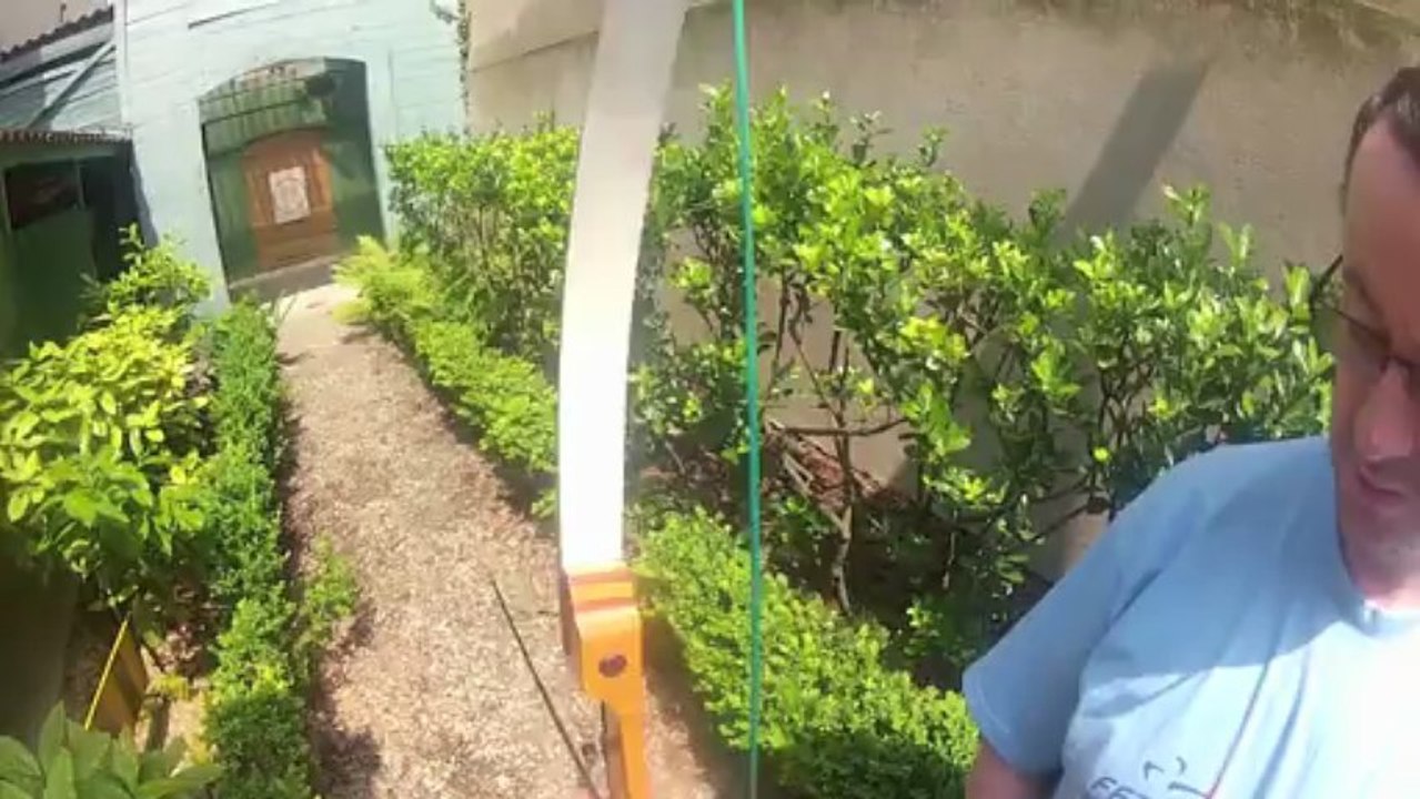 Oussama s'essaie au jeu d'arc