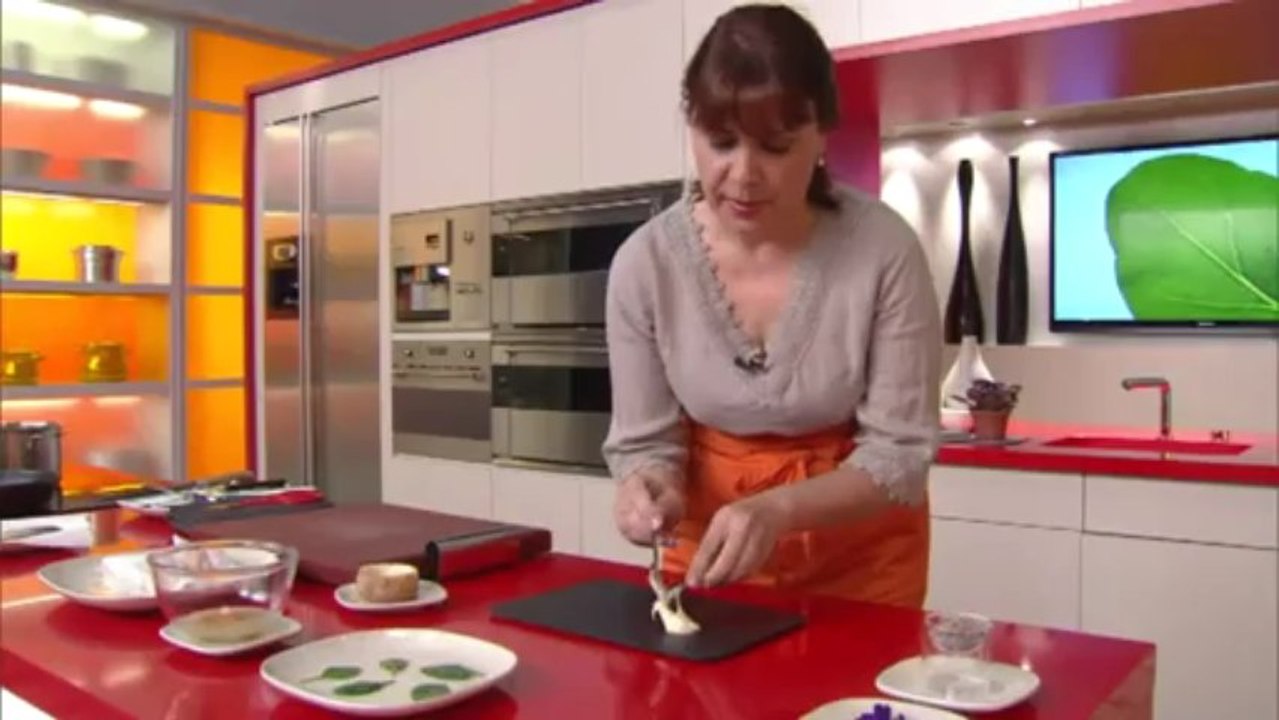 Salmó marinat amb espinacs baby i vinagreta de poma