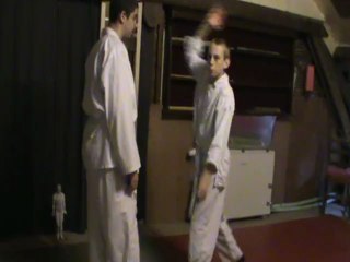 Shizentai shomen uchi : jambes inversées