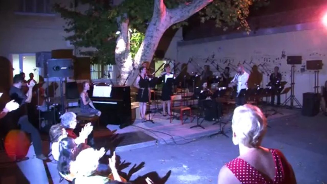 Musique et tango le soir sous les platanes à Marignane