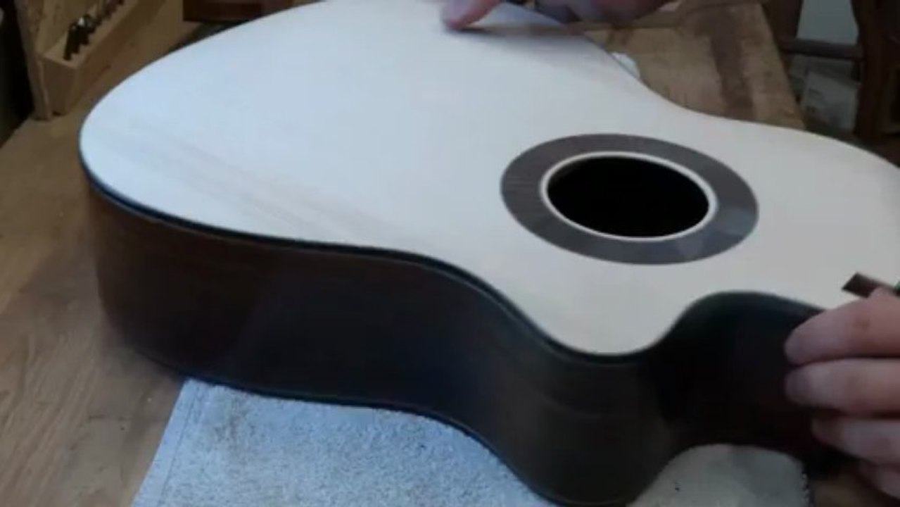 Kenzo Lutherie Guitare - Bouche porage rosace palissandre à la cyano et accelerator spray Partie II