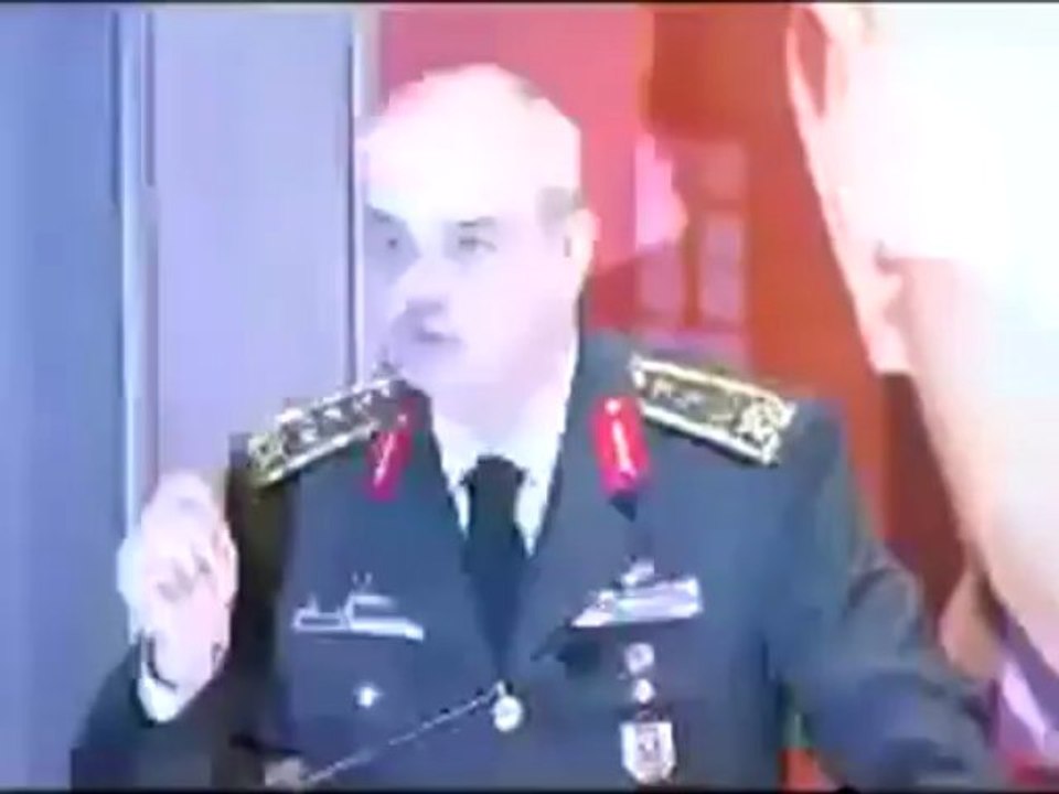Ilker Basbug   Masa Böyle Yumruklanir