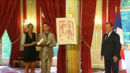 François Hollande dévoile le nouveau timbre Marianne